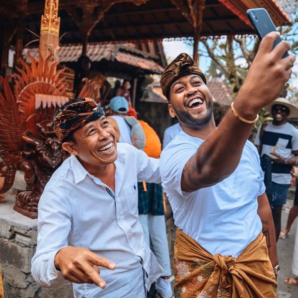 Dipaways Bali Traveler and Wayan share a fun moment and pose for a selfie